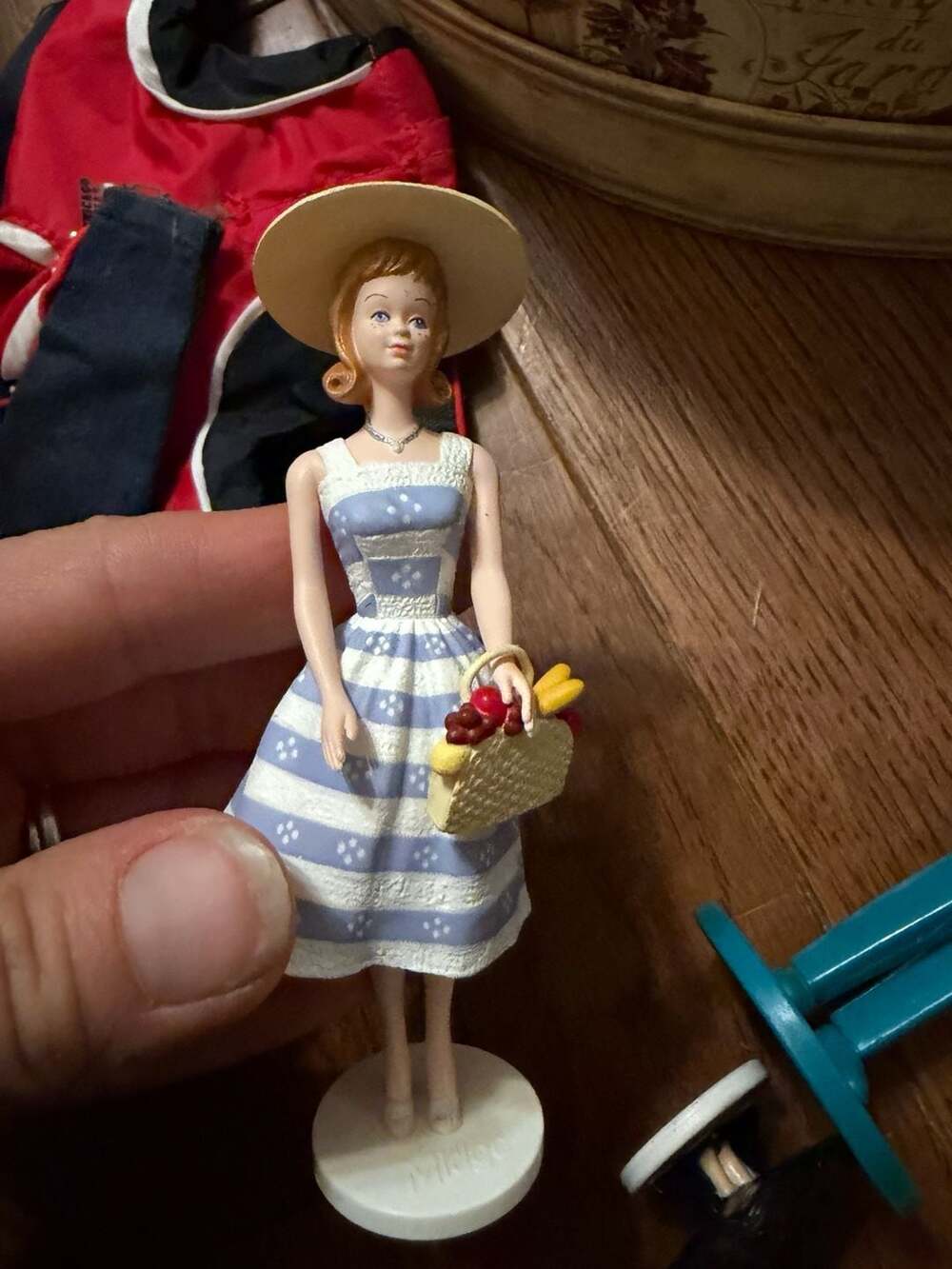 Mattel Barbie Suburban Shopper Midge Figurine Replica Outfit
